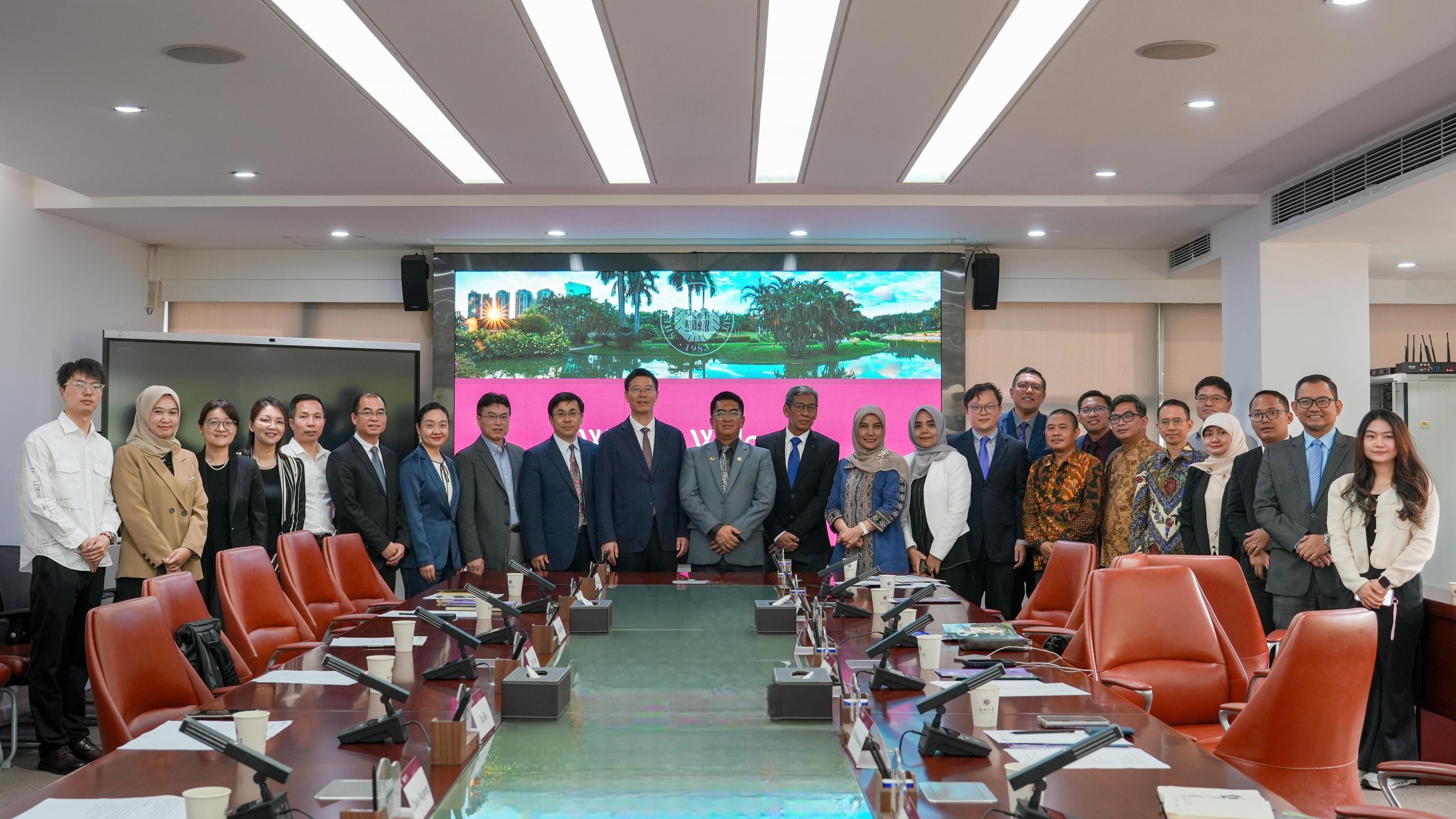 University of Indonesia Rector leads delegation to visit Shenzhen University