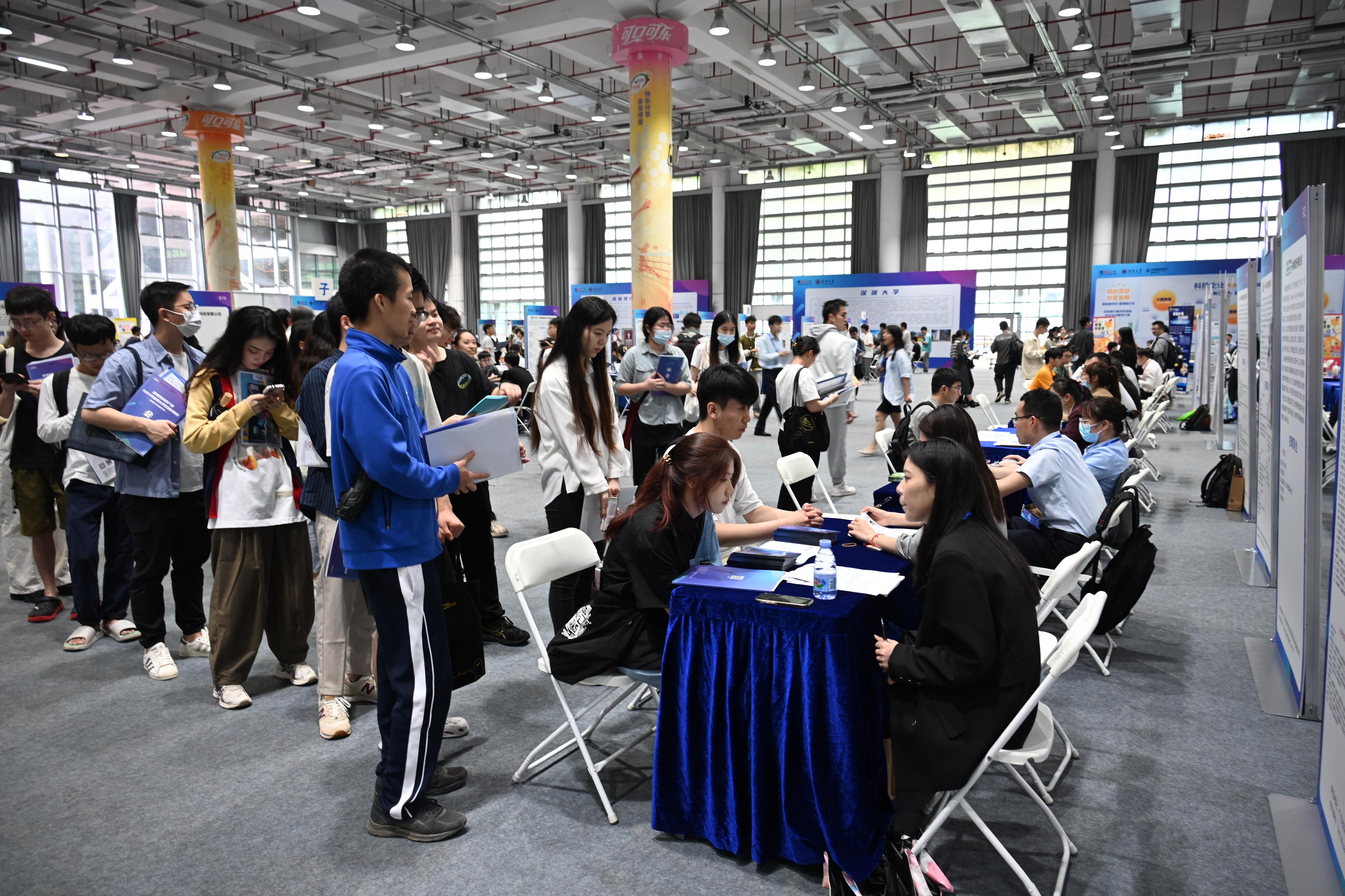 Hi-tech firms hire graduates at job fair