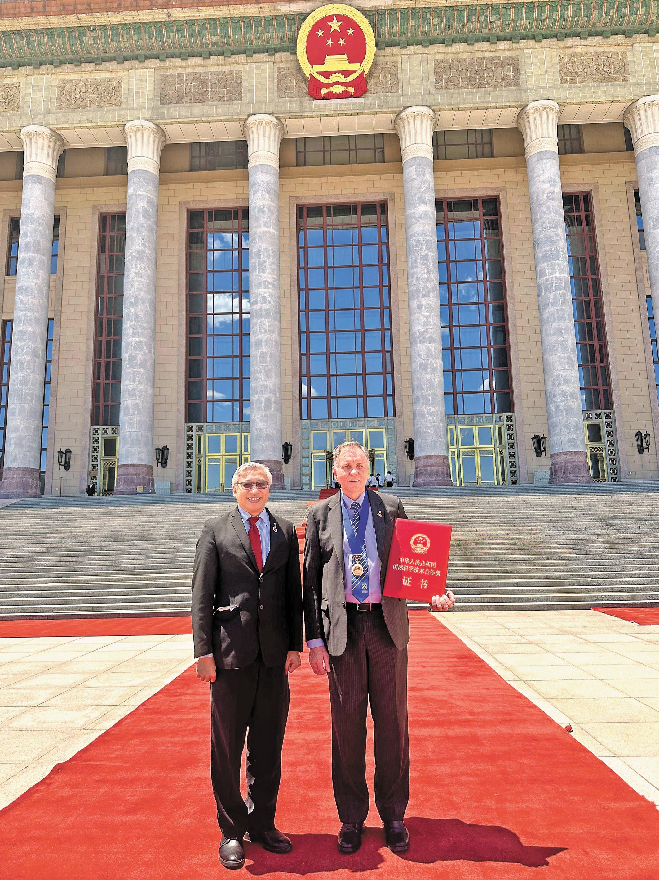 Aussie prof. at SZU wins intl. sci-tech cooperation award