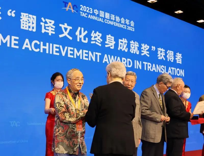 SZU professor He Daokuan wins the highest national translation award