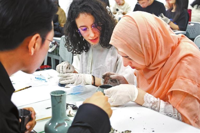 Kintsugi art taught to college students